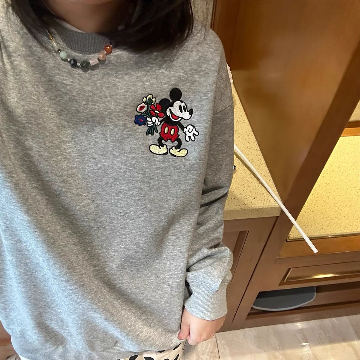 早秋减龄迪士尼新款米奇卡通刺绣复古休闲宽松圆领卫衣潮
