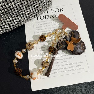 轻奢大牌手机链挂件棕色豹纹串珠手腕款链条精致闪钻毛球挂链可爱皮质公仔吊坠包包挂饰时髦高级手链绳垫片壳