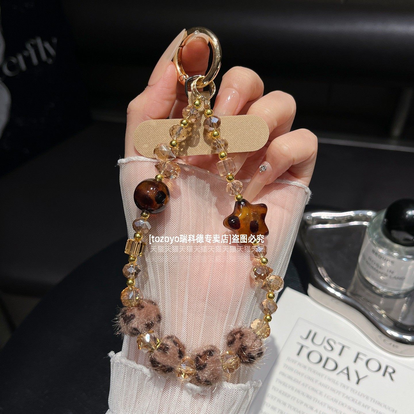 时尚豹纹手机链带毛球高级感水晶挂链精致漂亮手腕链条轻奢时髦小众串