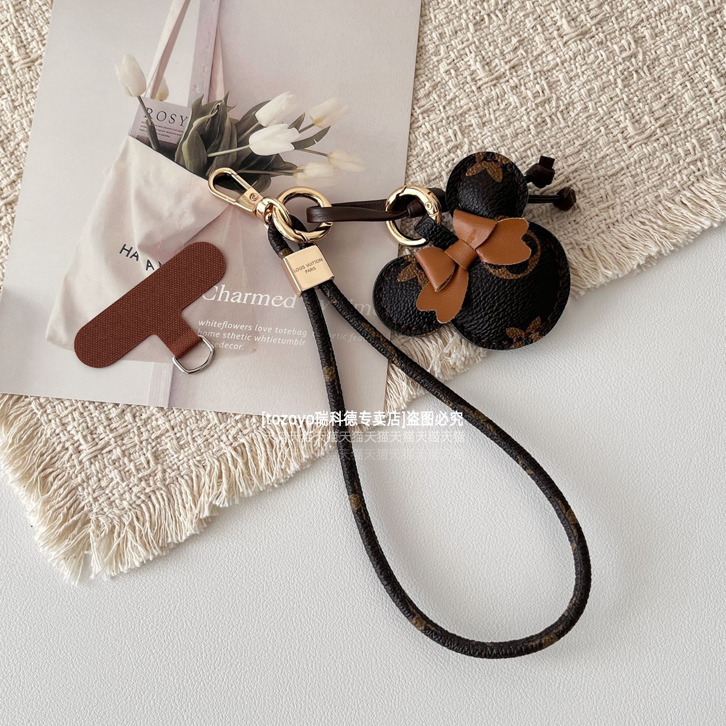 轻奢时尚手机挂绳高档皮质手腕绳复古棕色大牌手绳可爱吊坠短款高级感