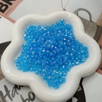 Небесно-голубые бусины из рогов разных размеров (50 г в пакетике)