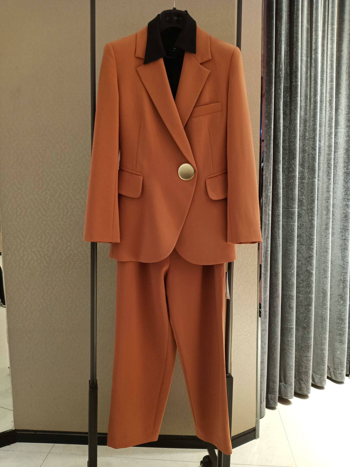 阿瑪施官网旗舰店2020秋新款显瘦百搭收腰一粒扣西装短外套女正品