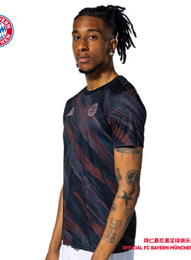 拜仁慕尼黑足球俱乐部丨拜仁黑色25-26客场赛前热身短袖轻薄透气