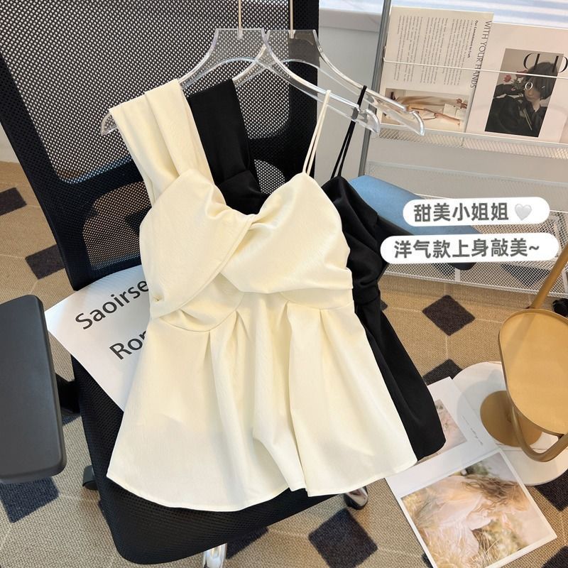 小心机不规则斜肩设计感吊带衬衫女夏小个子气质露肩无袖短款