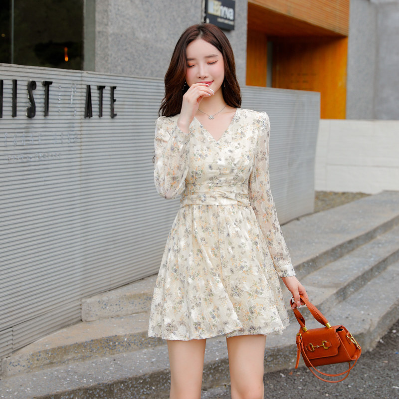 洋气长袖碎花150矮小个子连衣裙女秋季2021新款收腰搭配显高裙子