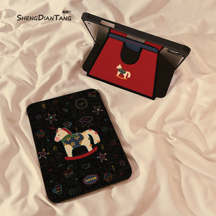 适用苹果iPad11保护壳平板10代Pro11寸Air5带笔槽mini7女款 牛仔纹涂鸦木马360旋转iPadAir7 6保护套2025新款