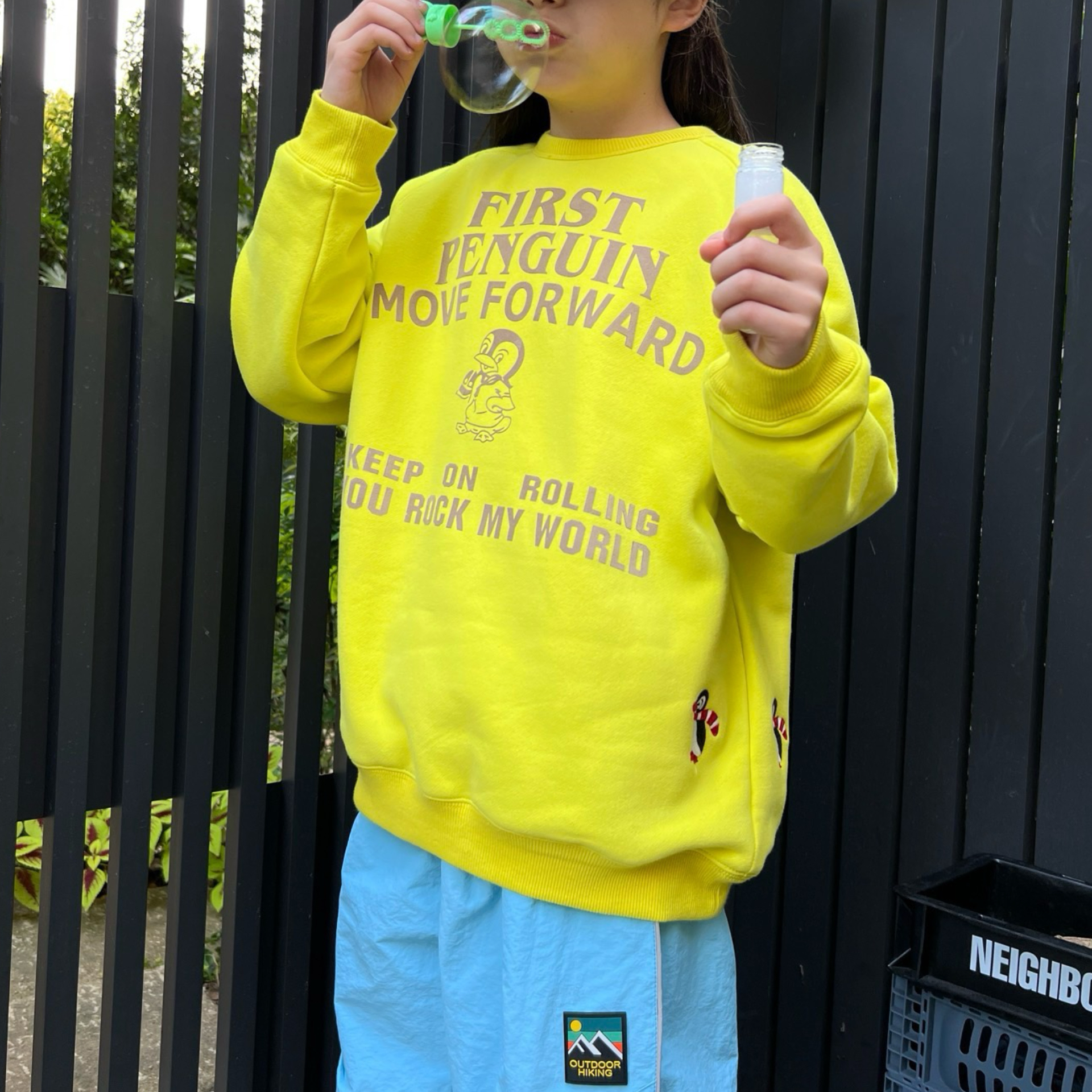 张恩朵童装儿童摇粒绒卫衣冬季男女童亮黄色企鹅保暖轻便套头上衣