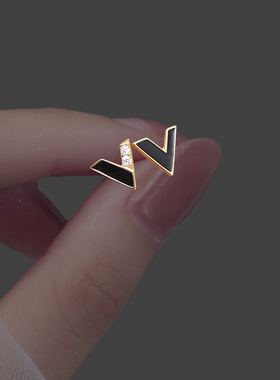 S925纯银黑色双v字母耳钉女 独特设计简约个性百搭冷淡风耳环网红