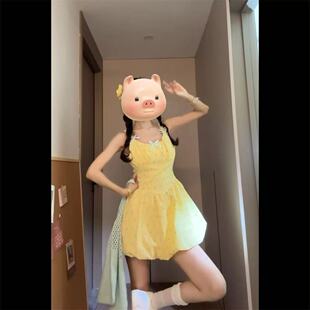 多巴胺泰式小裙子黄色吊带连衣裙女夏日绝美海边度假蓬蓬花苞短裙