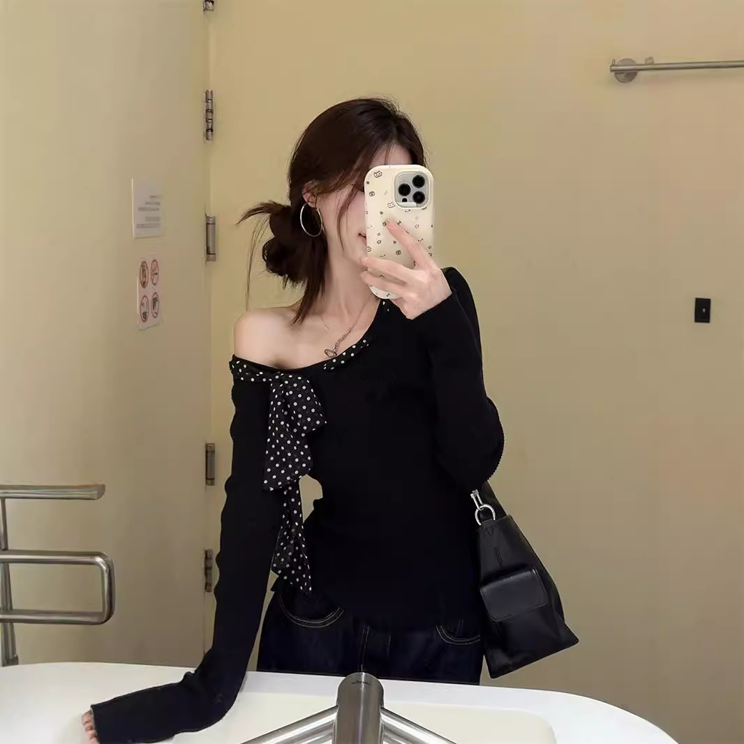 韩系波点飘带T恤女装秋季长袖斜肩打底衫纯欲风黑色修身露肩上衣