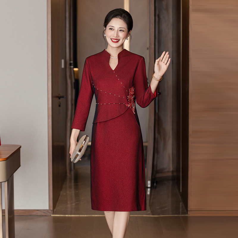 2026秋新款妈妈腰花荷叶边酒红婚庆婚宴连衣裙喜婆婆礼服改良旗袍