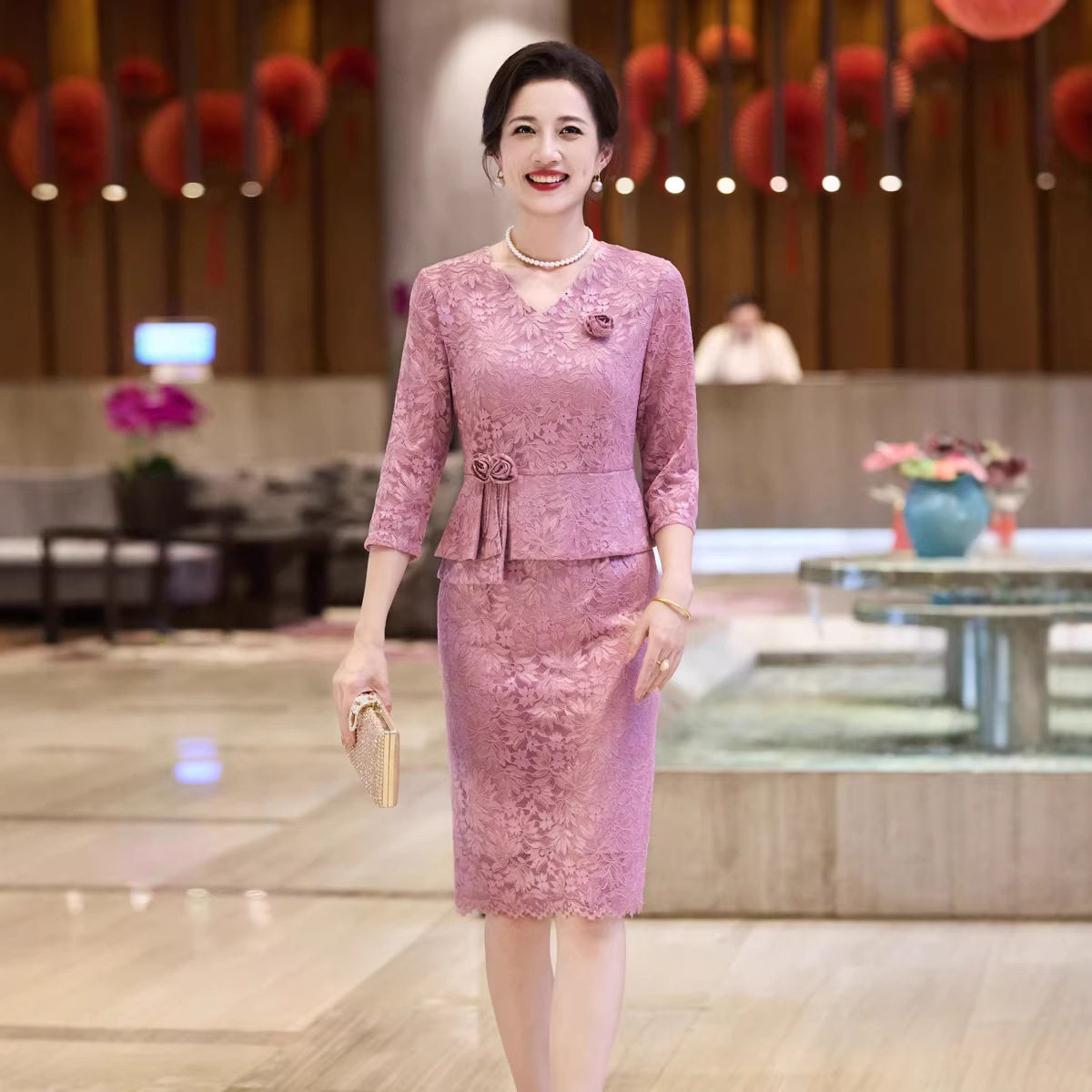 2026春夏高端新妈妈礼服裙粉色蕾丝中袖喜婆婆婚宴装短袖连衣裙女
