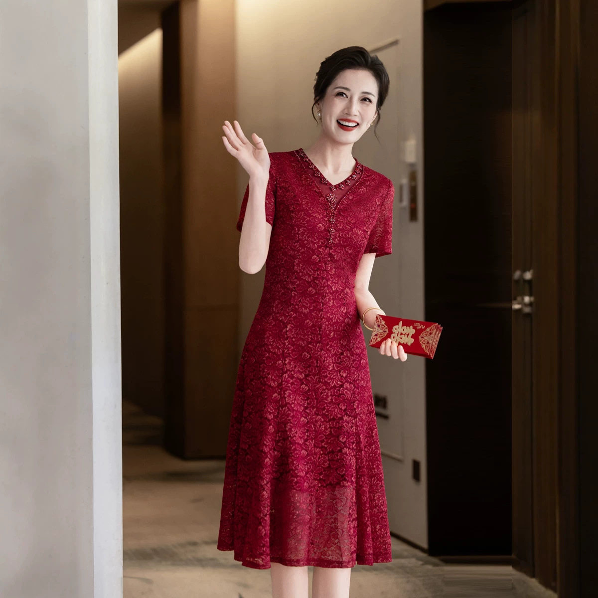 2026夏新款妈妈礼服蕾丝红色钉钻婚庆婚宴喜婆婆连衣裙日常可穿