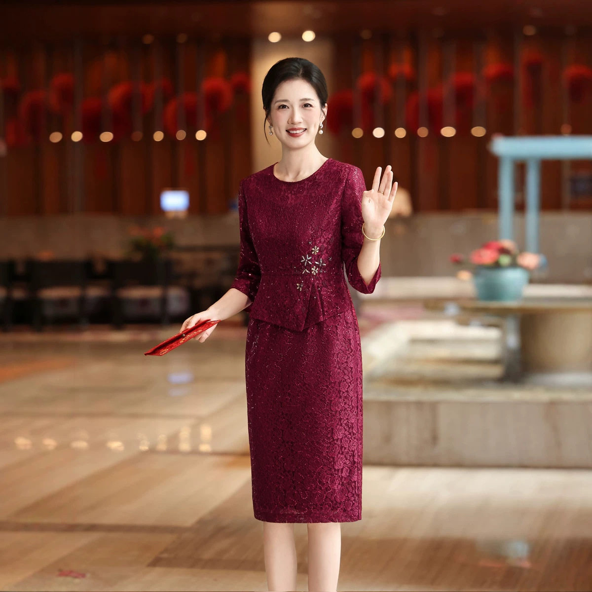 2026秋季新妈妈礼服红色蕾丝婚庆婚宴高贵年轻喜婆婆连衣裙小个子