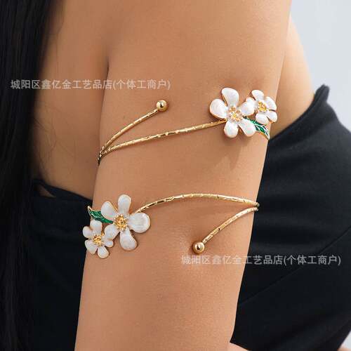 1件女式时尚立体小花朵不规则开口臂环个性新潮派对饰品