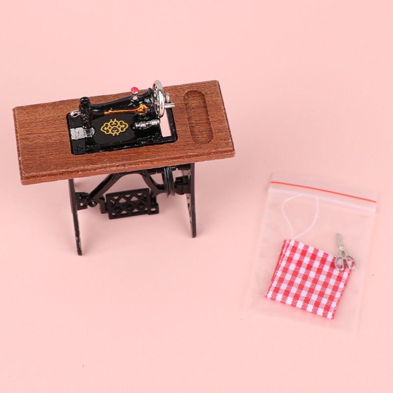112娃娃屋配件迷你缝纫机摆件带剪刀格子布缝纫机模型复古老式