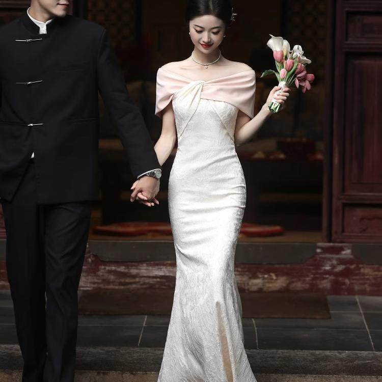 鱼尾白色订婚礼服晚礼服女2024新款一字肩敬酒服新娘高级感修身裙