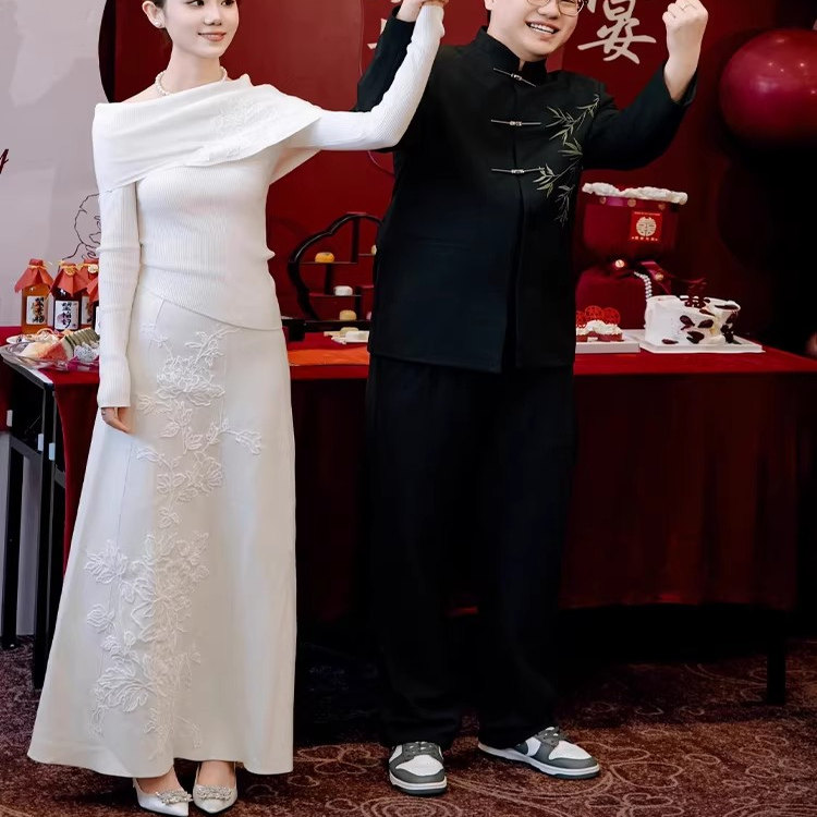 小白裙领证登记订婚礼服一字肩针织衫上衣配裙子两件套装女高级感