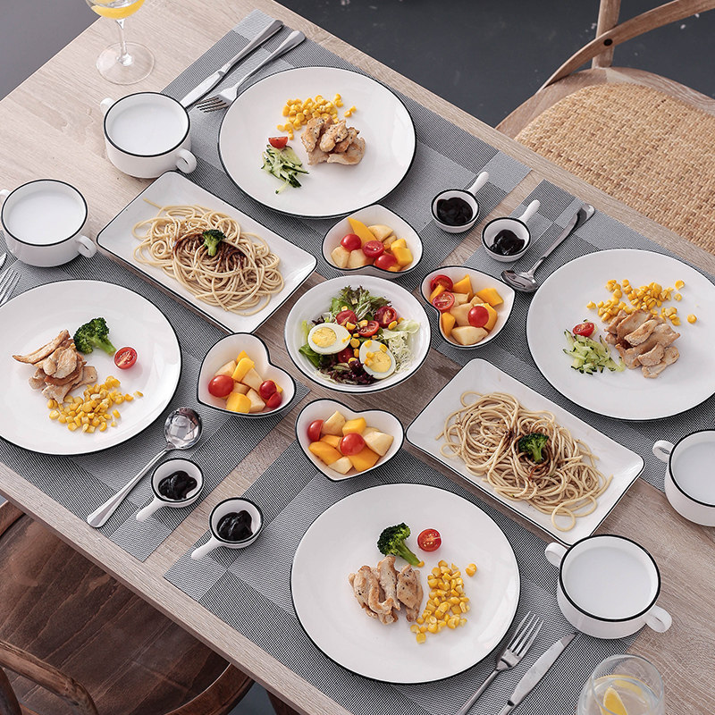 A complete set of European steak and Western dishes