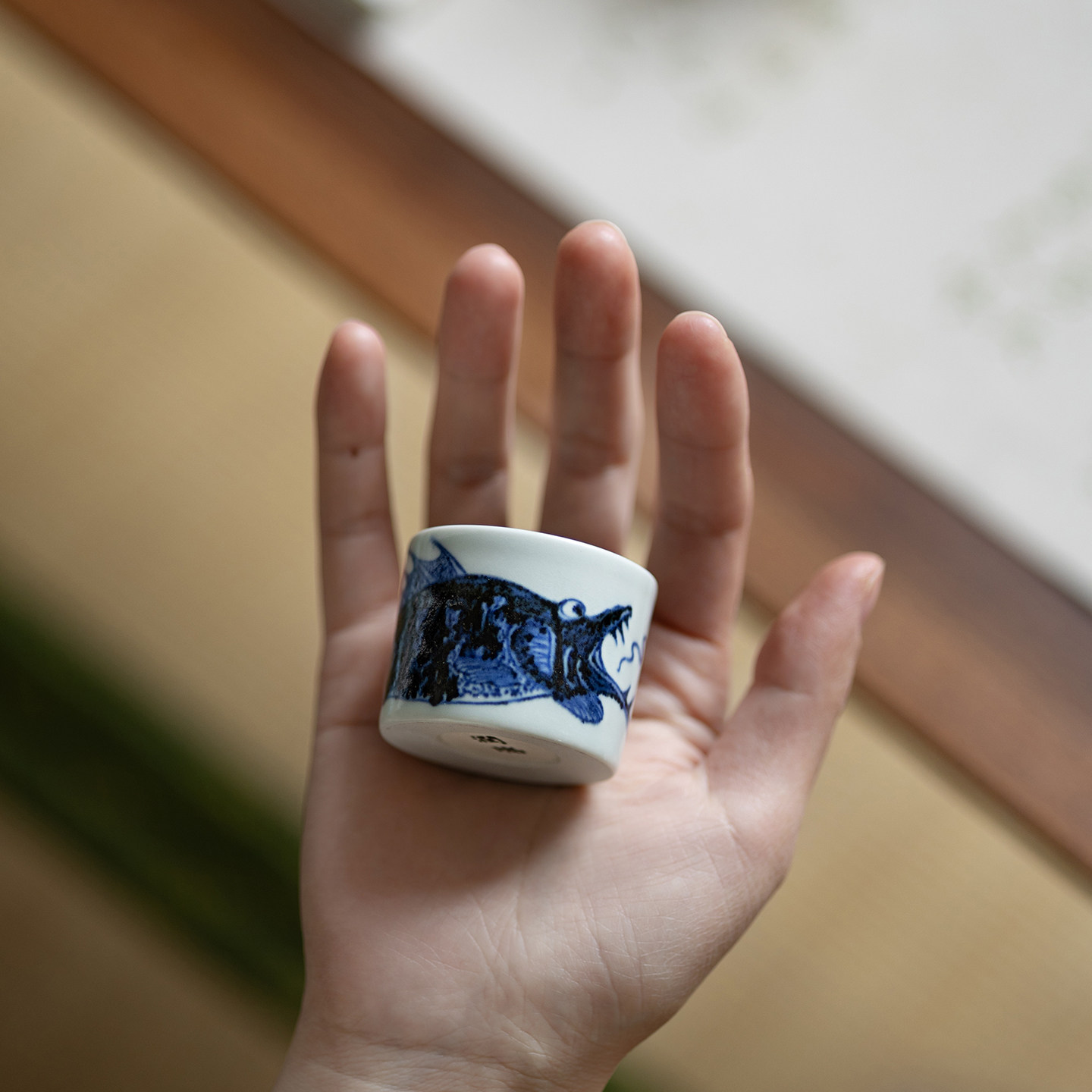 鲑鱼铜钱纹迷你直口杯手工手绘鱼藻品茗杯小杯子茶器釉下青花客杯