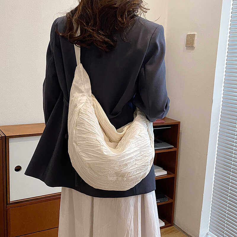 2024春季新品褶皱半月包斜挎包大容量托特包男女潮牌单肩包通勤包
