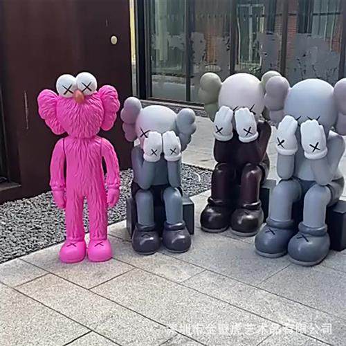 大号网红KAWS雕塑网红芝麻街坐姿玻璃钢卡瓦斯商业中心品牌店公仔