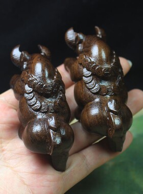 沉香木斗牛牛气冲天文玩木雕工艺品 皮黑实木摆件定制