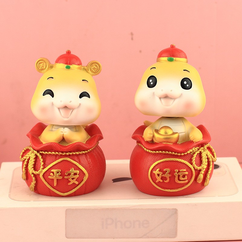 新款摇头蛇年吉祥物车内卡通可爱蛇年创意男女汽车摆件车载装定制