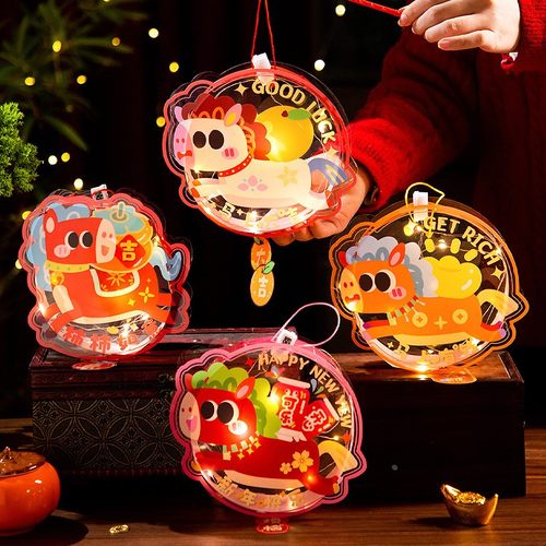 新年元旦春节马年灯笼手工diy材料儿童手提发光卡通花灯过年定制