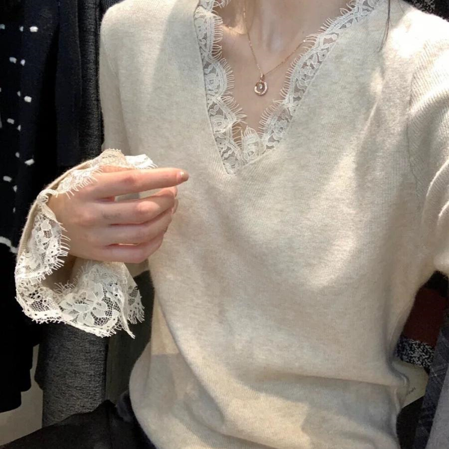 高级感蕾丝v领针织衫毛衣女打底