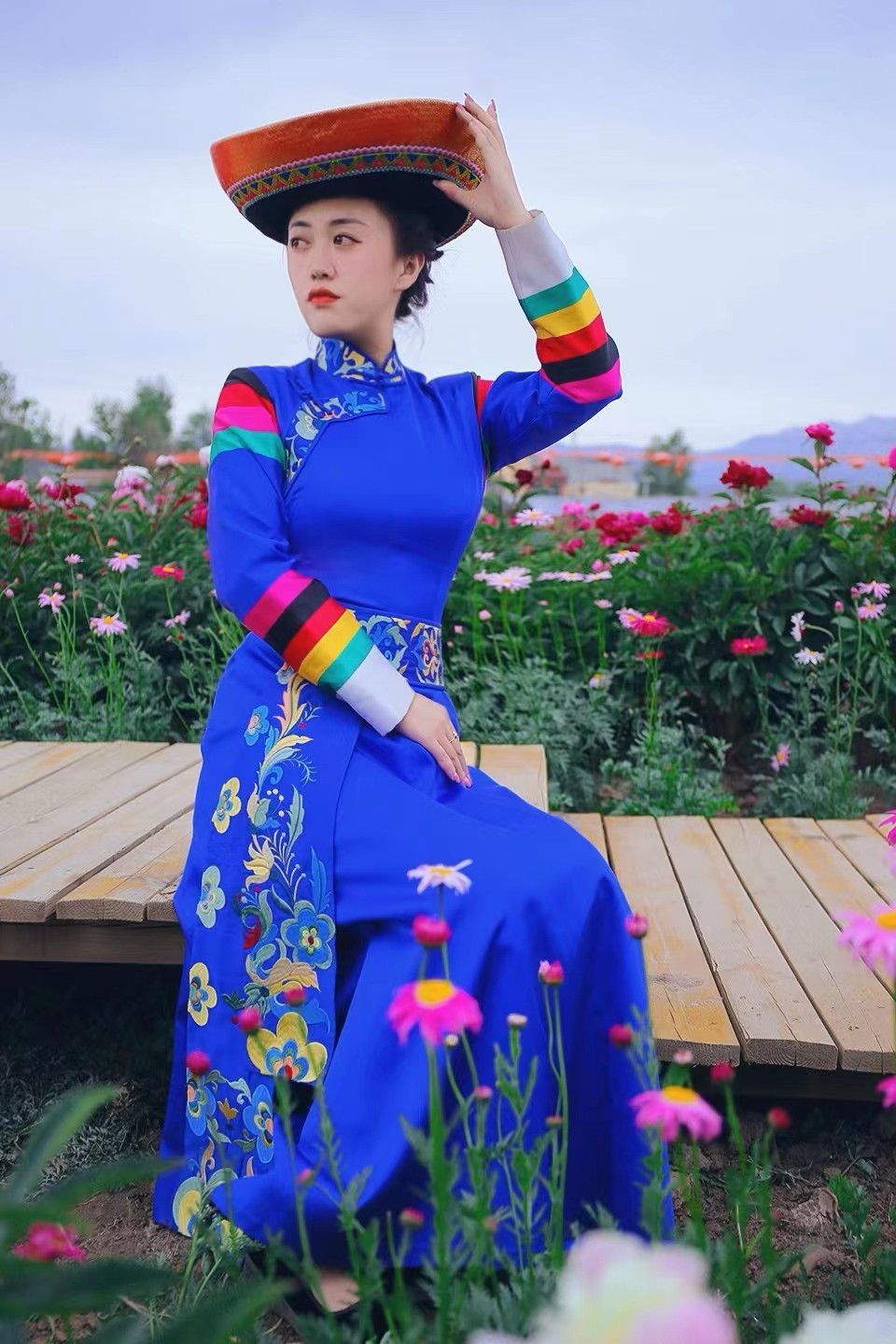 民族风刺绣宝蓝色真丝土族礼仪服