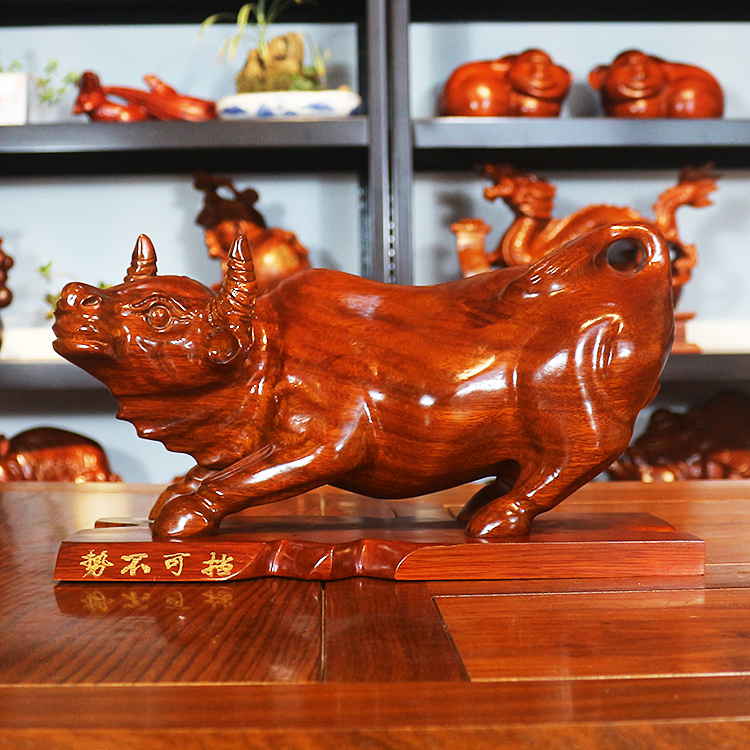 实木雕刻牛的摆件木质牛转乾坤牛饰品创意可爱华尔街牛