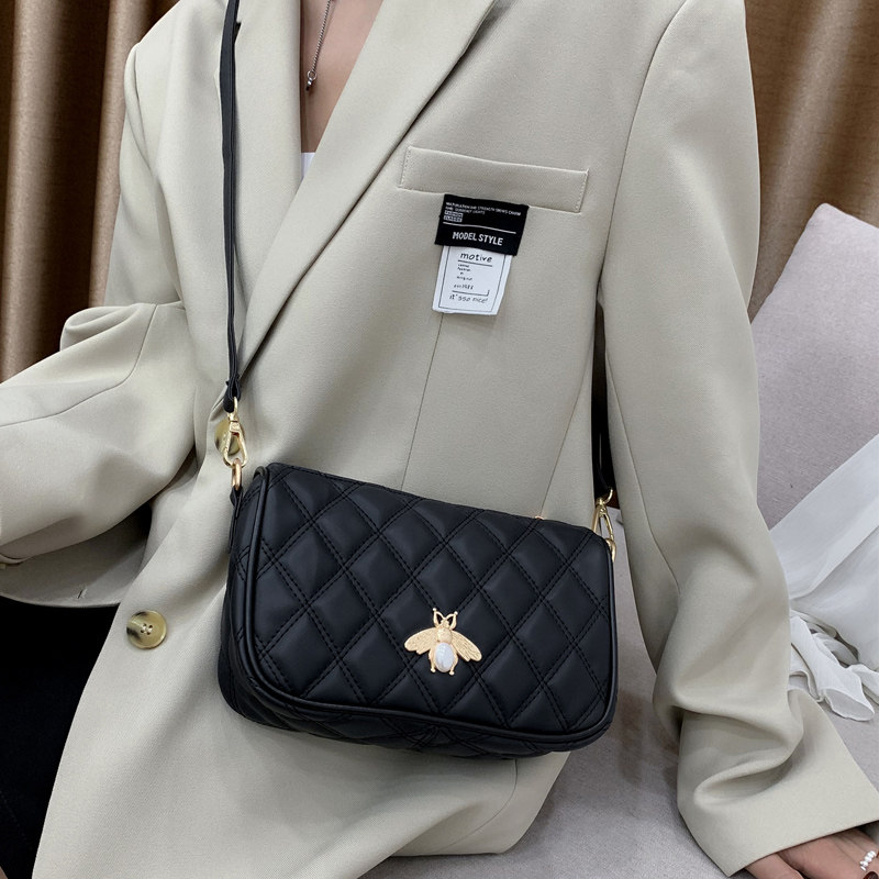 2021新款女包网红软皮挎包女夏轻巧爆款时尚斜挎个性小单肩链条包