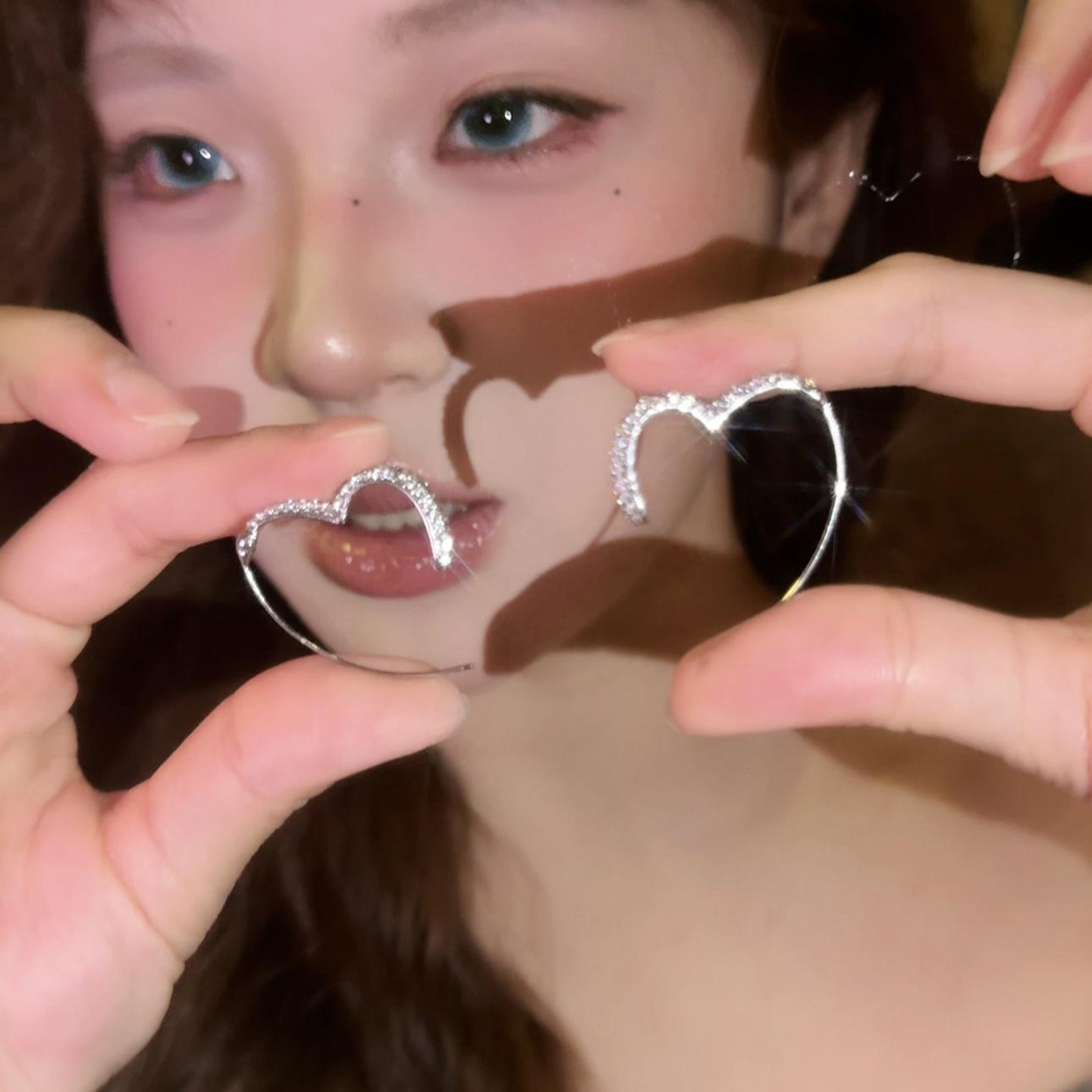 满钻爱心耳圈耳环女2025新款爆款高级感气质耳钉独特设计感耳饰