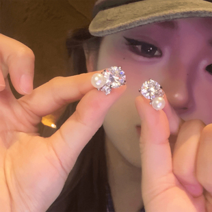 小灯泡爆闪水钻耳骨夹无痛无耳洞耳夹方圆脸显脸小耳坠高级感耳饰