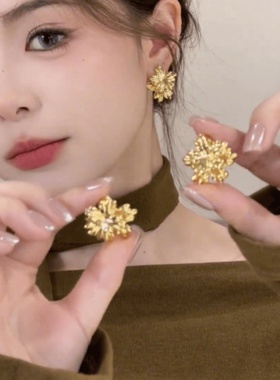 气质金色双层花朵耳钉2024新款爆款高级感精致前后式复古轻奢耳饰
