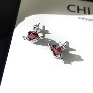 「狩猎之心」暗黑高级感耳环s925银一箭穿心红锆石爱心弓箭耳钉女