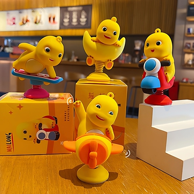 摩托电动车可摇头可爱卡通头盔装饰品办公室家居摇摇乐解压小奶龙