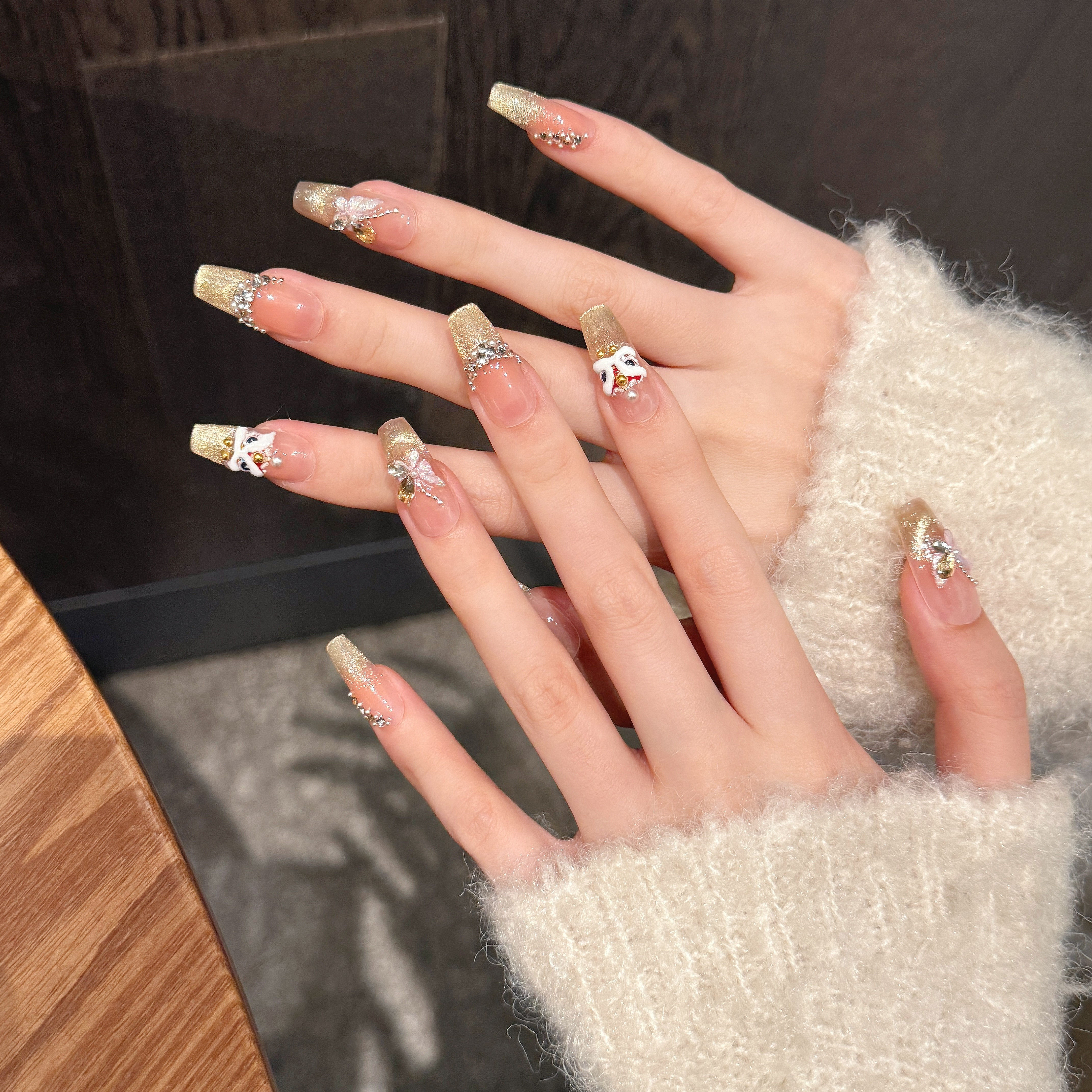 霜筠 2026醒狮新年甲高级感显白猫眼纯手工穿戴甲醒狮蝴蝶结美甲,彩妆/香水/美妆工具,穿戴甲/甲片,淘宝优惠券,粉丝福利购,淘宝优惠卷