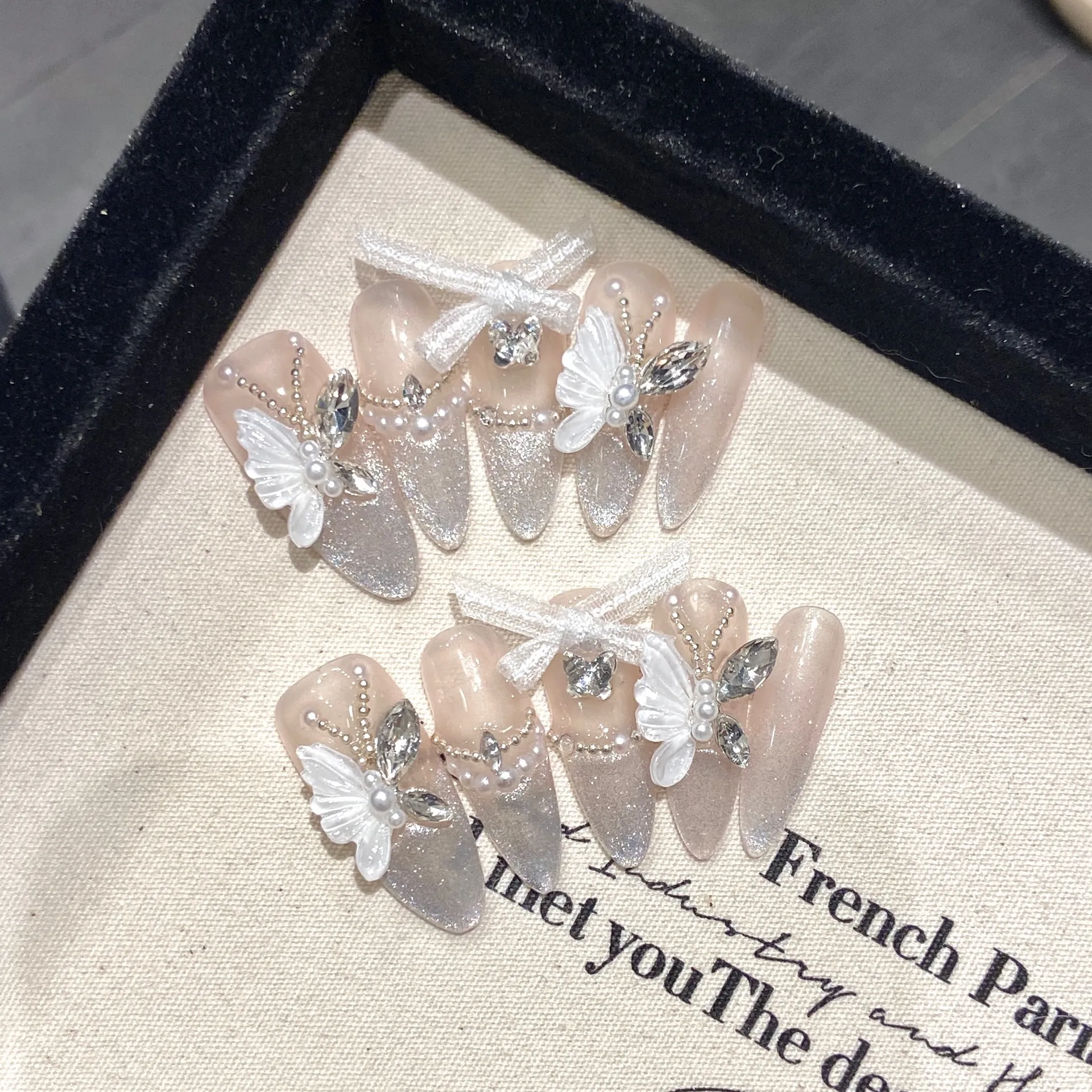 霜筠玫瑰森林山谷幽蝶纯手工穿戴甲白色蝴蝶法式猫眼显白美甲长款