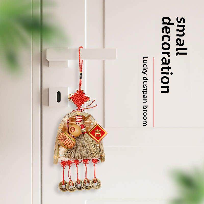 搬进房子的喜悦，门是挂在入口的门，装饰扫帚和簸箕是一个新家室
