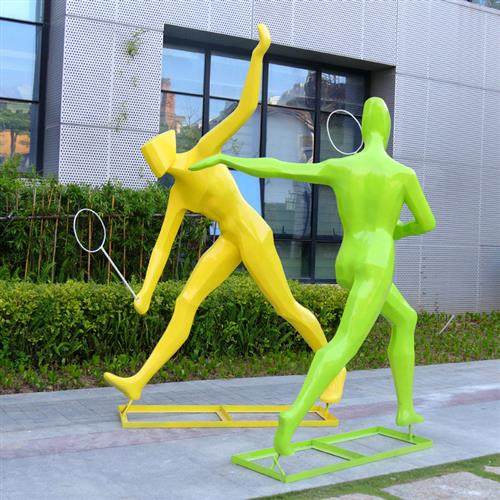 户外大型运动人物玻璃钢雕塑体育馆仿真打羽毛球摆件公园操场装饰