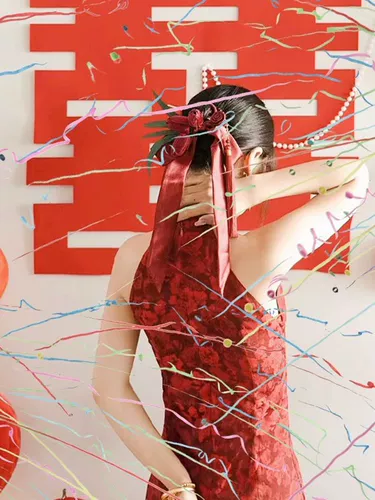 Рука -Проводя паутину шелковую гранату свадьбу свадьба свадьба свадебная вечеринка по случаю дня рождения Длинная плавающая атмосфера опора