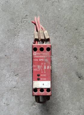 议价安全继电器，型号XPSAL5110，成色如图适用