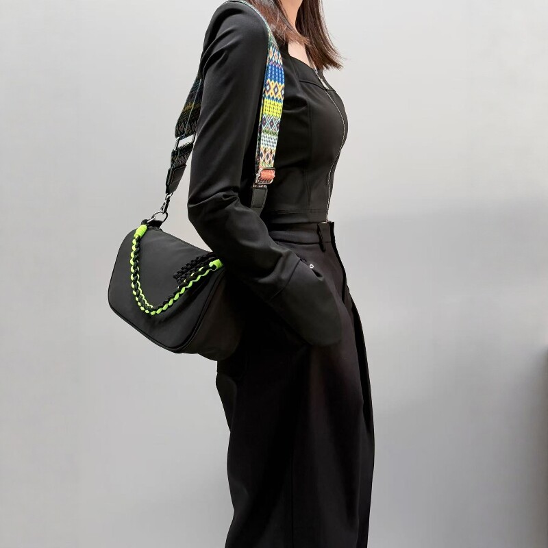 男女潮流时尚百搭撞色编织链条单肩包女黑色腋下包休闲通勤斜挎包