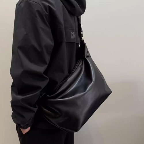 贵宝的包慵懒设计感男女包斜挎包2025新款简约休闲大容量饺子包