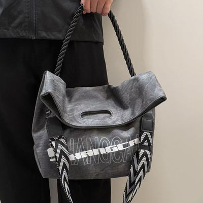 大容量单肩斜挎包电脑包通勤包