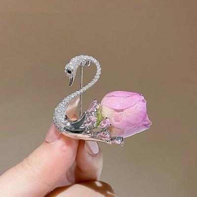 新款时尚玫瑰花天鹅胸针高级感轻奢水钻天鹅胸花别针服饰配饰西装