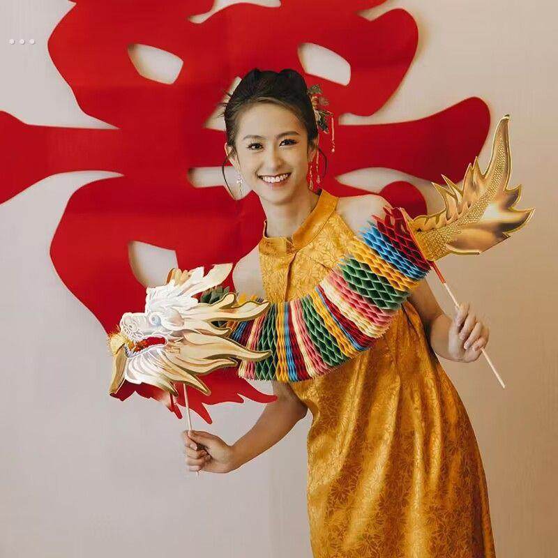 小红书同款结婚拍照道具纸龙拉花接亲道具新娘晨袍手持拍摄道具