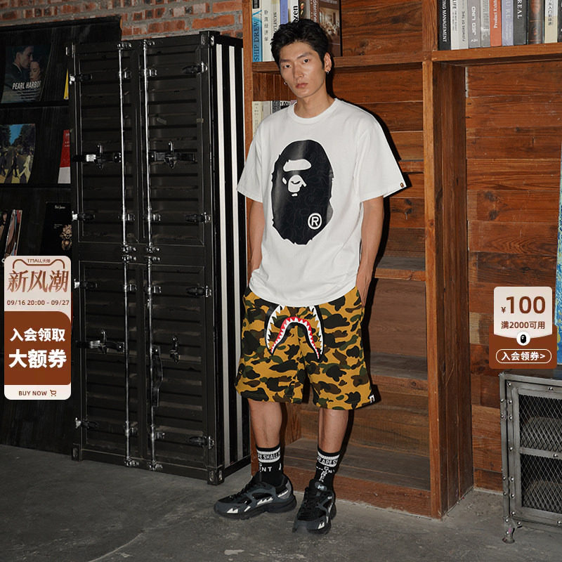 BAPE鲨鱼印花迷彩图案运动短裤图片